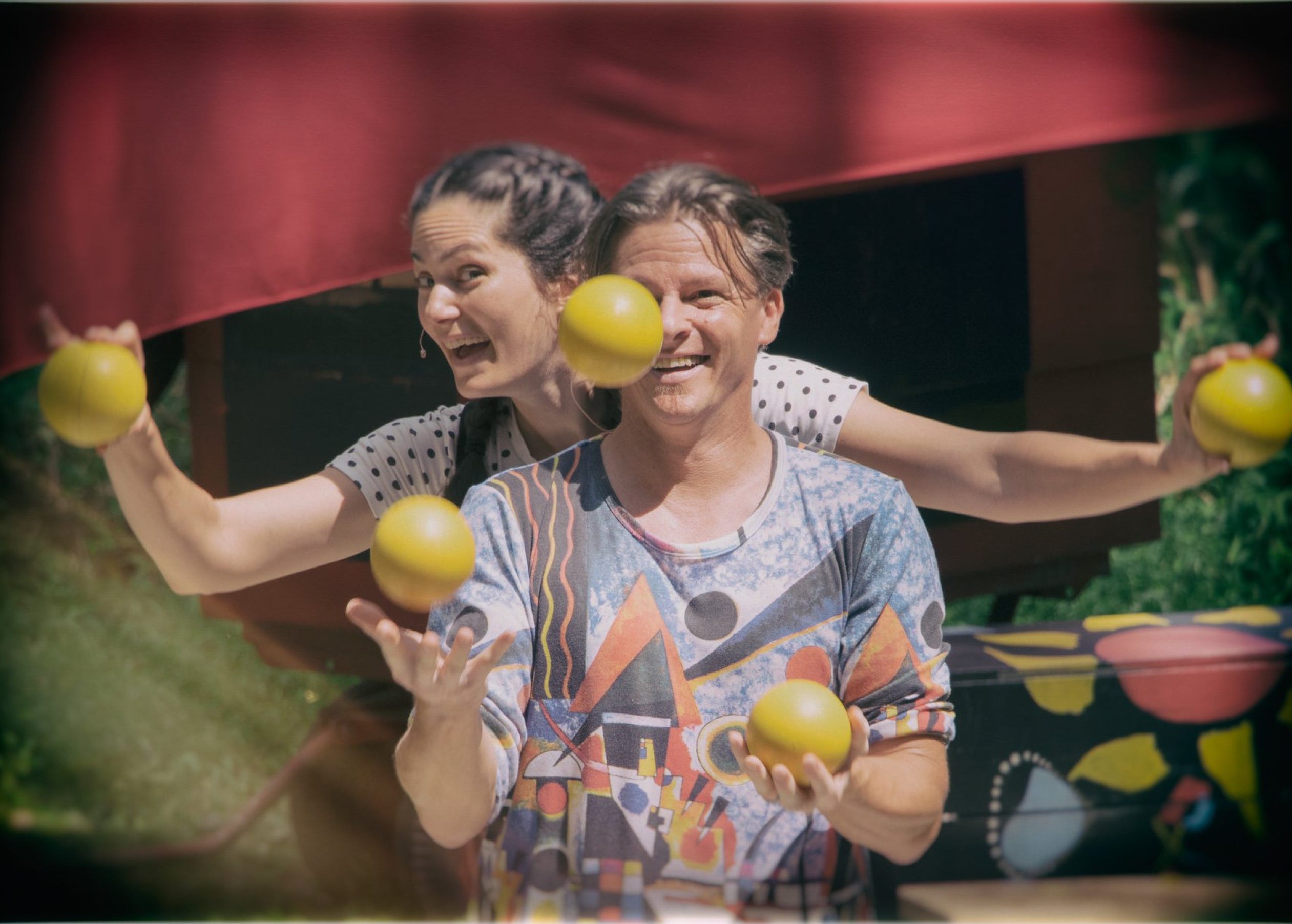 2 jugglers with 6 yellow balls 